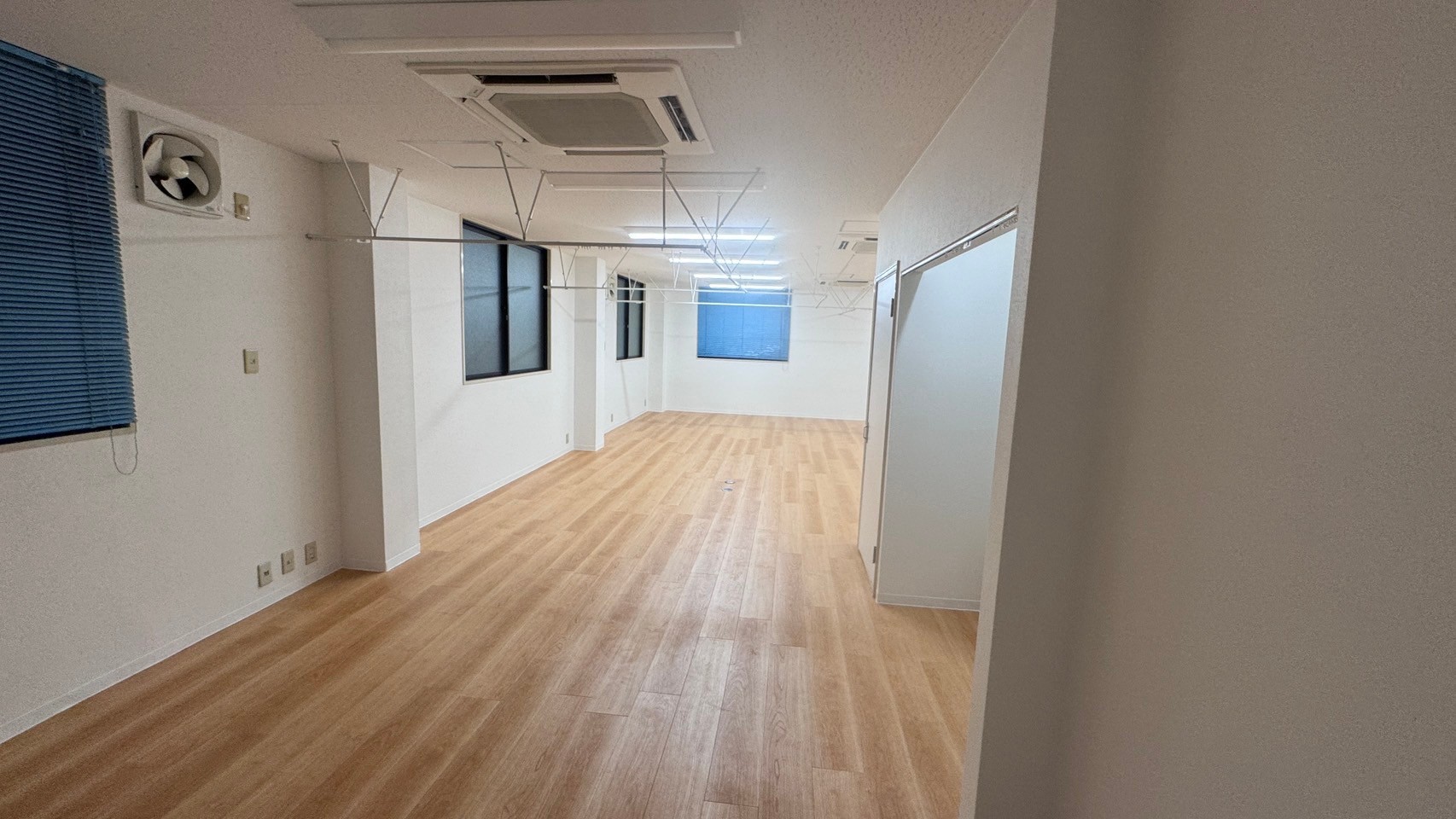 大阪府堺市のNextriseです！ホワイトニングエステのクロス・カーテンレール工事をしました！